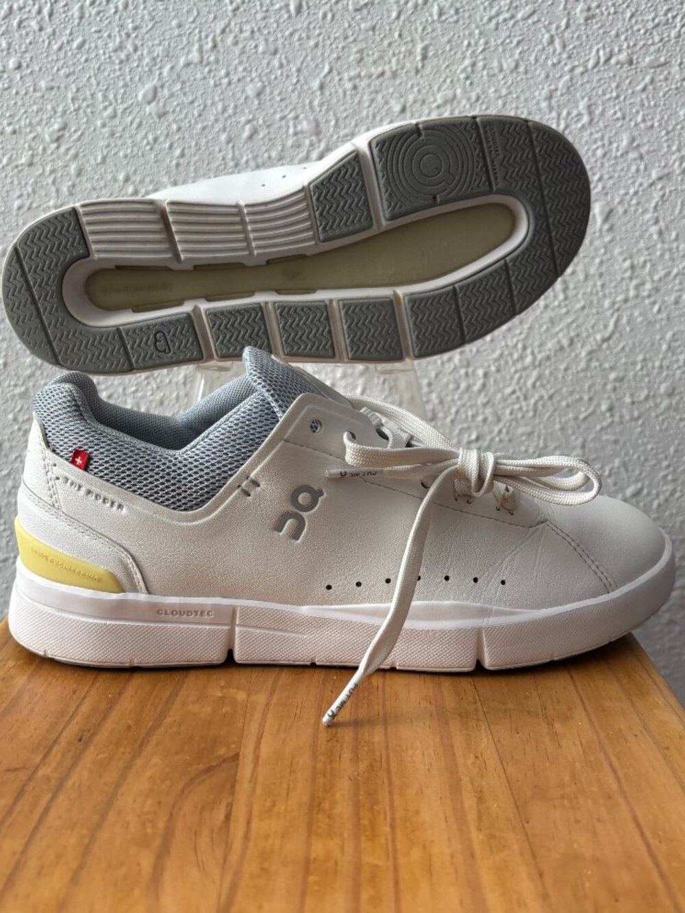 ON the roger advantage tennis shoes white grey womens size 7.5